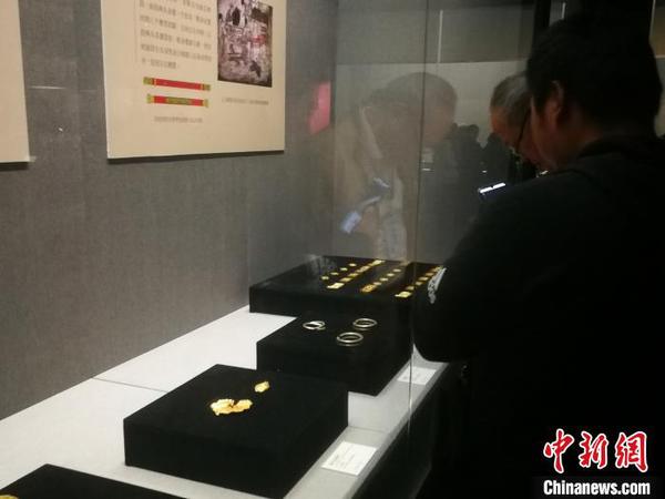 参观金银器物展览的民众?！±钕?摄