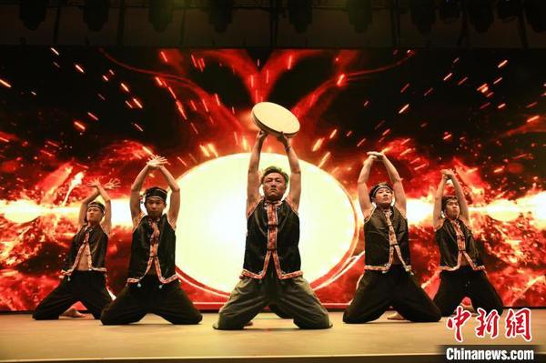 9年来，华熙云中团队走过内蒙古、广西、西藏、四川、云南等十余个省市区，对散落在中国各地的非遗文化进行收集整理。图为哈尼族在云中舞台表演铓鼓舞。受访者供图