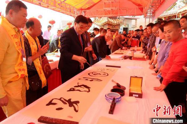 两岸书画家现场交流互动挥墨书写。　张金川 摄