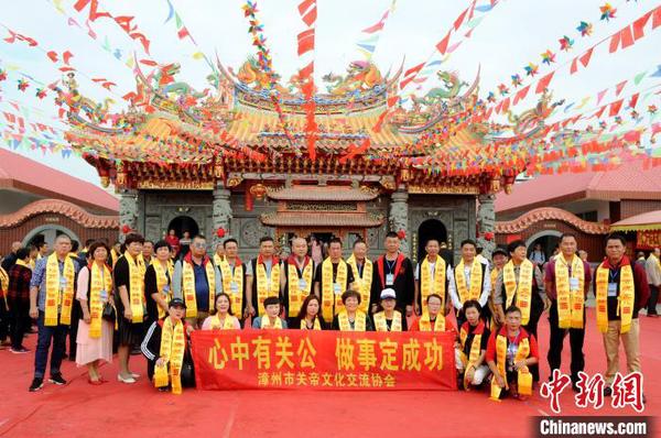 关帝信众合影?！≌沤鸫?摄