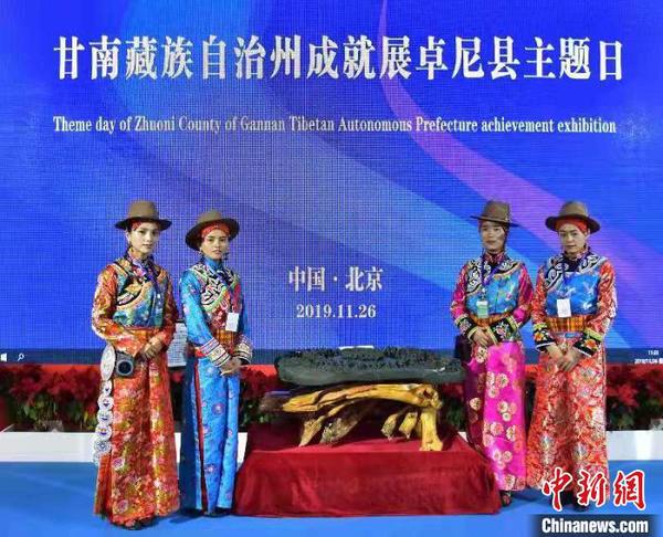 《中华民族大团结砚》展示给观众。供图