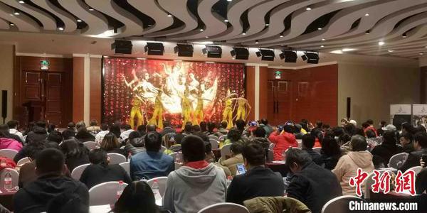 观众观看现场表演的敦煌飞天舞?！『匦±?摄