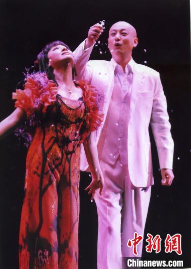 《生活秀》剧照，刘子薇(左)和关栋天(右)领衔。武汉京剧院供图