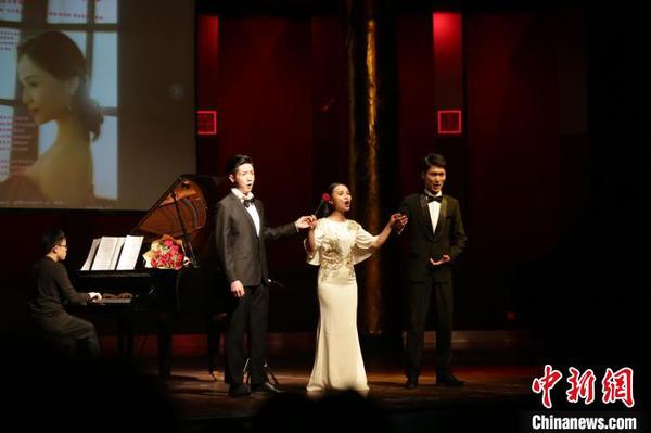 张颖携学生同台表演。　姜涛 摄