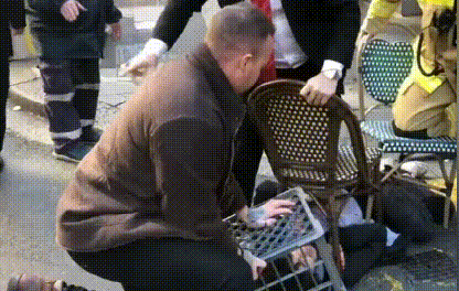 澳大利亚悉尼街头，杰西用牛奶箱制服歹徒。图片来源：视频截图