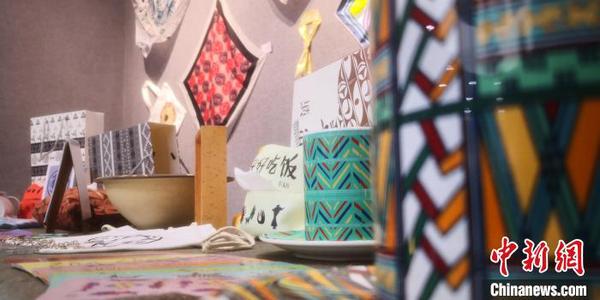 图为大学生创作的具有彩陶条纹的杯具等产品?！∥航ň?摄
