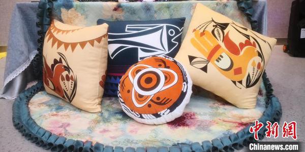 图为富有彩陶文化元素设计的抱枕?！∥航ň?摄