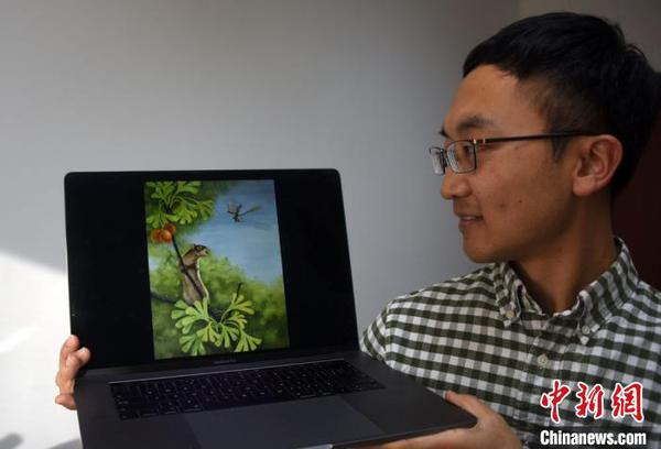 王海冰展示介绍盖氏热河俊兽的生态复原图。　孙自法 摄