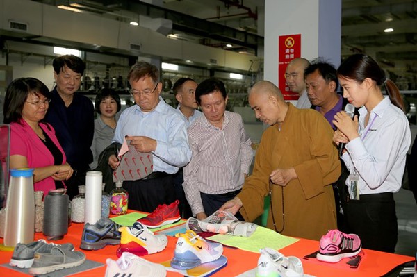 图为福建省政协委员考察全省经济社会事业发展新成就现场 图为福建省政协委员考察全省经济社会事业发展新成就现场