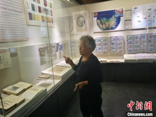 图为马可·波罗文献馆代理馆长张继霞向记者介绍该馆珍藏的罕见书籍?！±畎?摄