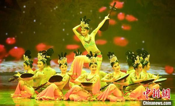 图为剧目《妙音反弹》表演现场?！⊙钛廾?摄