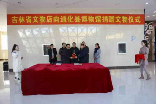 马云程向赵陈彬交付文物复制品 lModfmJk2gRhDAHBLAuvTRY9KmPZ1YUciJltmOo0.png