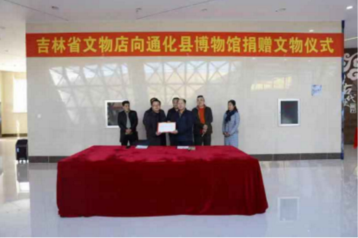 赵陈彬向马云程颁发捐赠证书 7YgBrSryKbSkJ3Ps1NskBWBbDf9vFlvUrJ9eZP5M.png