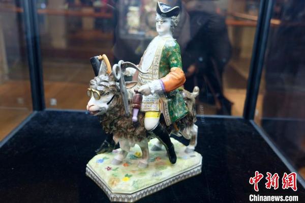 “欧洲瓷器三百年展”?！∠目×?摄