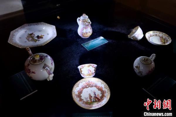 “欧洲瓷器三百年展”?！∠目×?摄