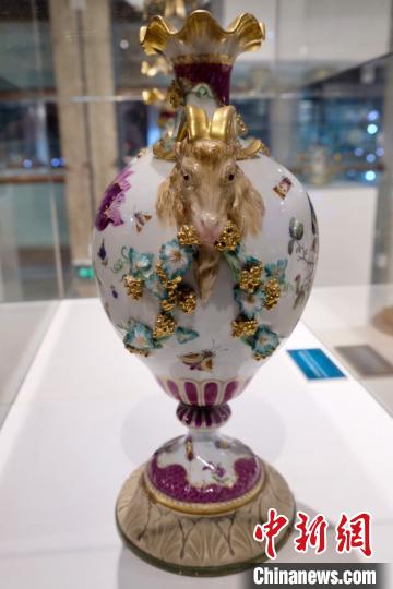 “欧洲瓷器三百年展”?！∠目×?摄