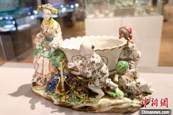 “欧洲瓷器三百年展”?！∠目×?摄