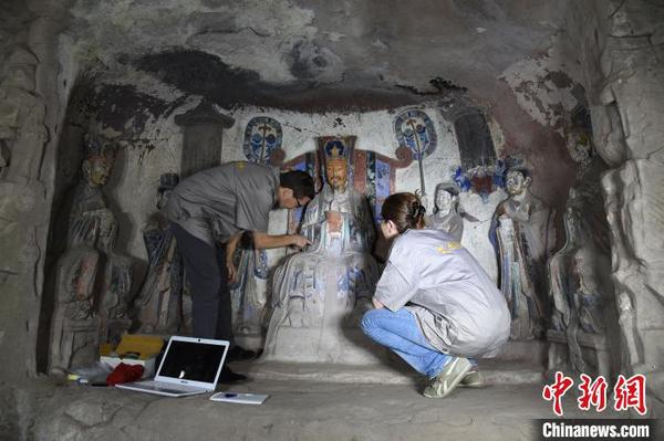 资料图为中外专家联合开展大足石刻修复?；ぱ芯?。大足石刻研究院供图