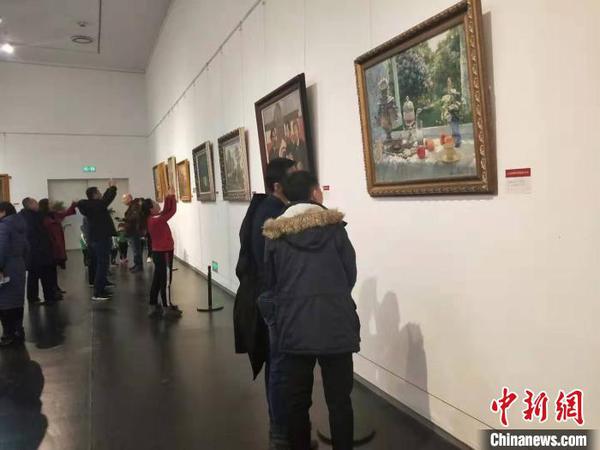 20世纪俄罗斯经典绘画作品展6日在山西省太原美术馆展出?！⊙钆迮?摄