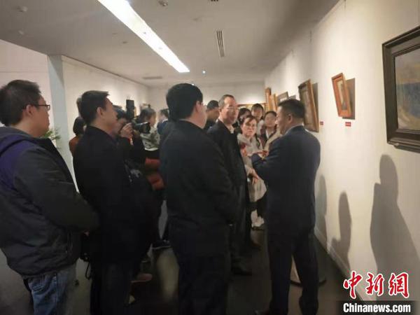 此次展出的103幅油画以20世纪为主，跨越百余年的历史?！⊙钆迮?摄