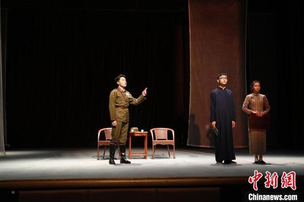 校园大师剧《孟宪承》调动学生的积极性和创造性。　芊烨 摄