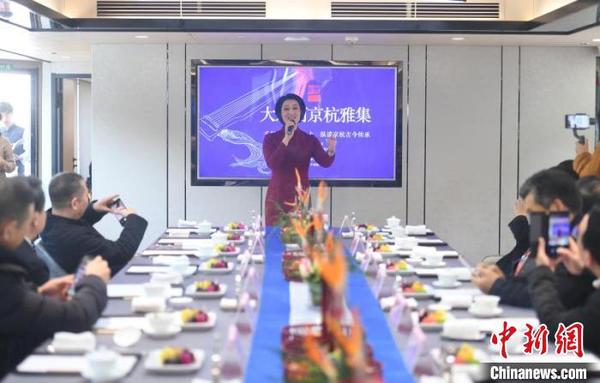 浙江小百花越剧院院长、梅花奖得主、国家一级演员王滨梅。　王刚 摄