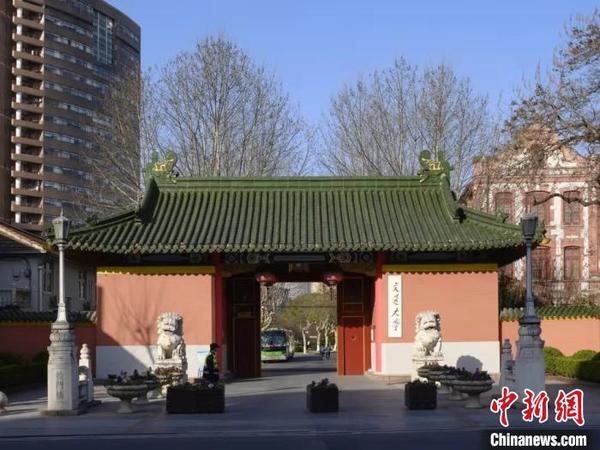 华山路校门。供图