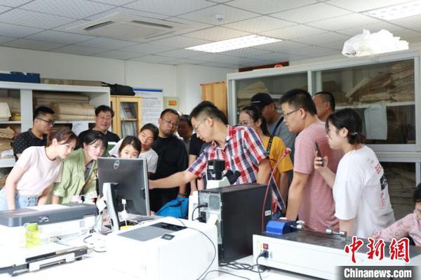 往届研修班学员们在交流学习?！」恿?摄