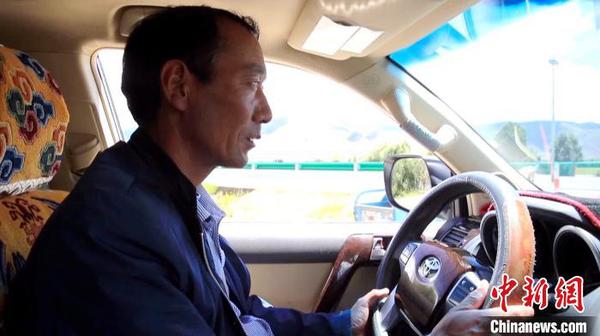 涉藏纪录片《极地通途》于12月9日在《西藏卫视》首播，讲述人与公路的故事。图为在高原以路为伴的驾驶员(12月9日 纪录片截屏图) 纪录片制作方供图 摄