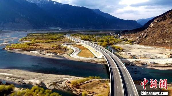 涉藏纪录片《极地通途》于12月9日在《西藏卫视》首播，讲述人与公路的故事。图为横跨在高原江河之上的公路(12月9日 纪录片截屏图) 纪录片制作方供图 摄