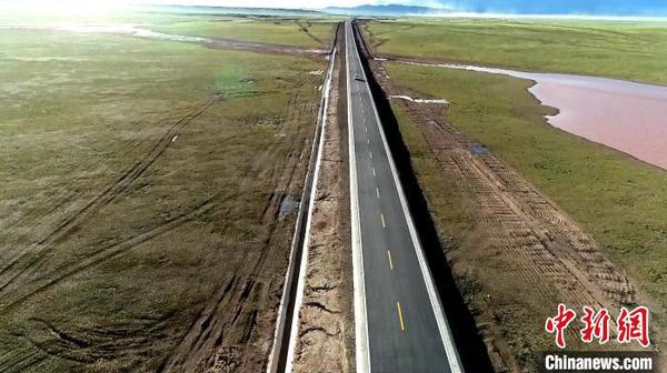 涉藏纪录片《极地通途》于12月9日在《西藏卫视》首播，讲述人与公路的故事。横跨在西藏高原的公路(12月9日 纪录片截屏图) 纪录片制作方供图 摄
