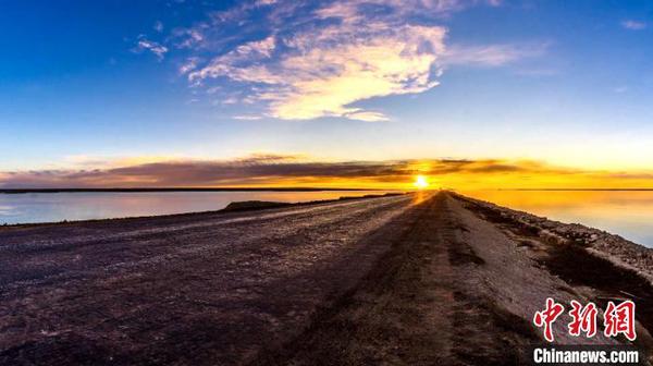 涉藏纪录片《极地通途》于12月9日在《西藏卫视》首播，讲述人与公路的故事。图为高原日光下的初始公路(12月9日 纪录片截屏图) 纪录片制作方供图 摄