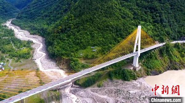 涉藏纪录片《极地通途》于12月9日在《西藏卫视》首播，讲述人与公路的故事。图为位于林芝市境内的通麦大桥(12月9日 纪录片截屏图) 纪录片制作方供图 摄