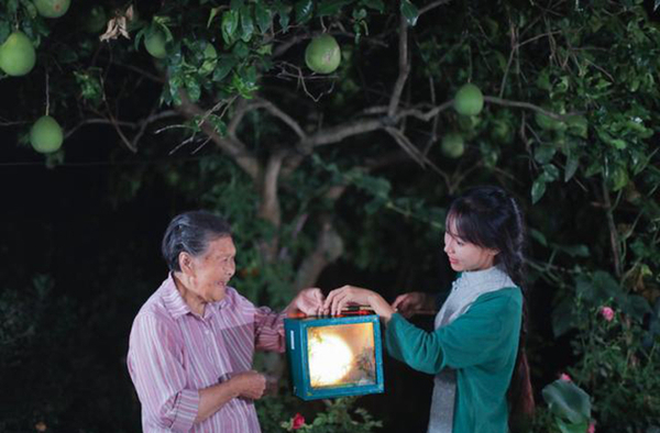 资料图:李子柒(右) (图片来自李子柒微博)