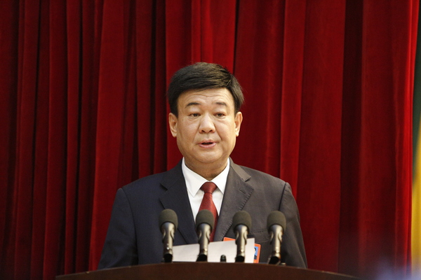 石嘴山市政协主席马平安在政协全会上作报告