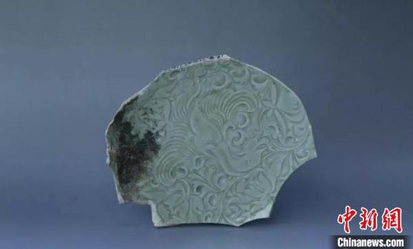 图为:青釉凤纹大盘 浙江黄岩博物馆供图 点击进入下一页