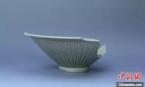 图为:青釉双面刻划花碗 浙江黄岩博物馆供图 点击进入下一页