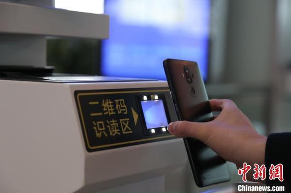 图为旅客使用客票二维码检票乘车?！〉藻?摄