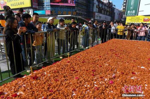 资料图：辣条蛋糕亮相街头。中新社记者 杨华峰 摄