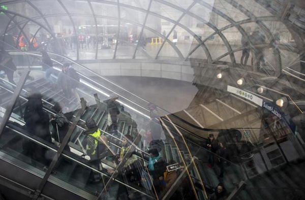 法国全国大罢工再次严重影响交通，图为12月9日，在法国巴黎，乘客离开地铁站。（图片来源：新华社）