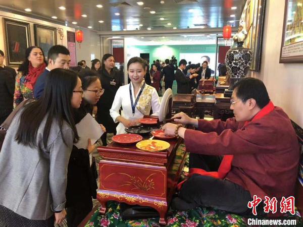 从山西、全国到国外，山西工艺美术集团一步步扩大交流范围，为山西的工艺美术从业人员、大师及爱好者，搭建展示、交流、合作、研讨、开发的交流平台?！∈芊谜吖┩?摄