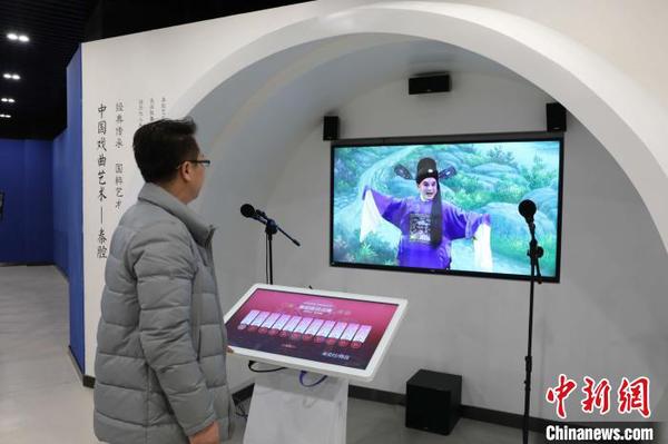 市民在宁夏银川市秦腔传承?；せ氐奶逖槭已莩厍黄?。　李佩珊 摄