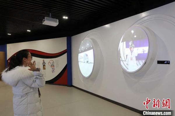 市民在宁夏银川市秦腔传承?；せ靥逖槭夷诶猛队啊盎弧鄙锨厍蝗宋镄型??！±钆迳?摄