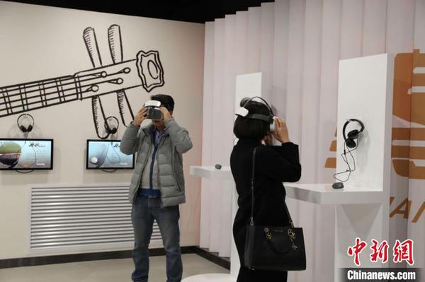 市民在宁夏银川市秦腔传承?；せ靥逖槭夷谑褂胿r眼镜观看秦腔表演?！±钆迳?摄