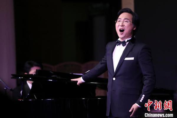 廖昌永在“中国美术馆之夜”上引吭高歌 杜洋 摄 廖昌永在“中国美术馆之夜”上引吭高歌 杜洋 摄