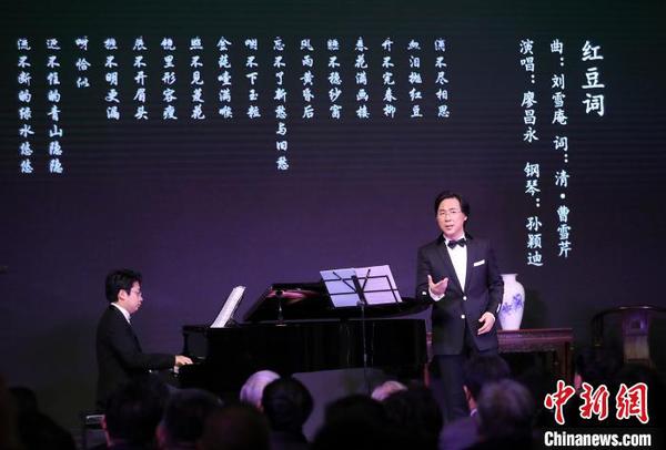 廖昌永为观众们带来古典诗词吟唱作品 杜洋 摄 廖昌永为观众们带来古典诗词吟唱作品 杜洋 摄