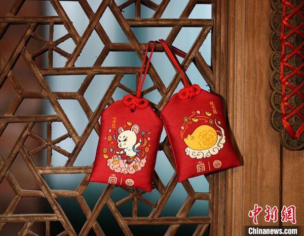 吐宝鼠织锦缎刺绣福袋 主办方供图 吐宝鼠织锦缎刺绣福袋 主办方供图