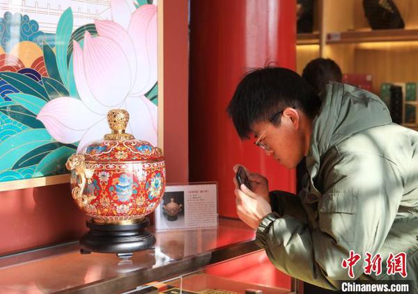 景泰蓝精品“富贵传家·聚宝尊” 董婧佳 摄 景泰蓝精品“富贵传家·聚宝尊” 董婧佳 摄