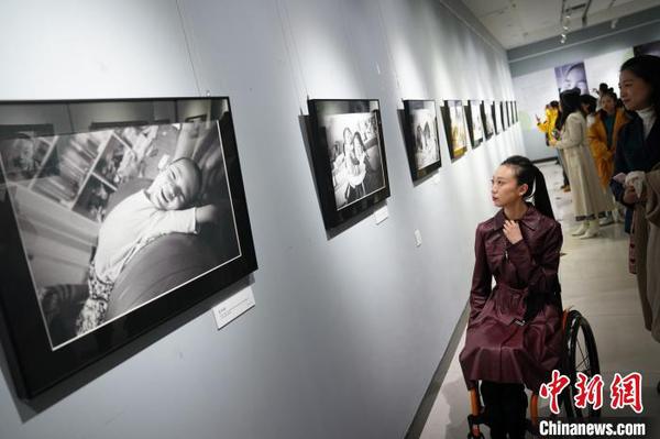 刘岩参观展览 主办方供图 刘岩参观展览 主办方供图