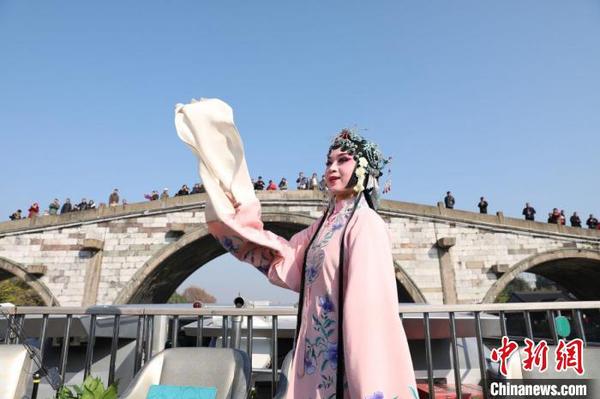 大运河京杭雅集活动现场，浙江昆剧团国家一级演员杨崑进行表演?！⌒炀?通讯员) 摄